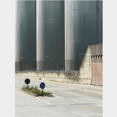 Verkehrsinsel vor Silos