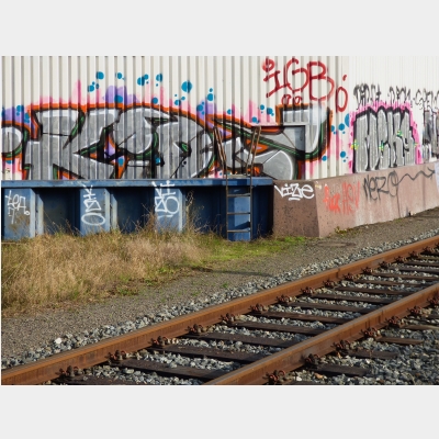 Graffiti an den Gleisen