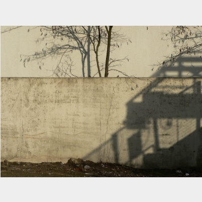 weiße Mauer mit Schatten